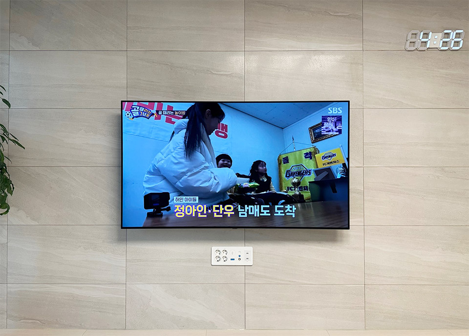 수원 벽걸이티비설치 거실 맞춤 TV시공 벽걸이 TV 설치 시공 사진 3