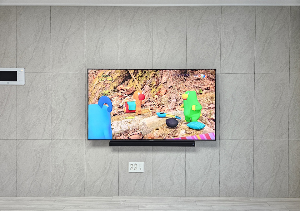 수원 벽걸이티비설치 거실 맞춤 TV시공 벽걸이 TV 설치 시공 사진 4