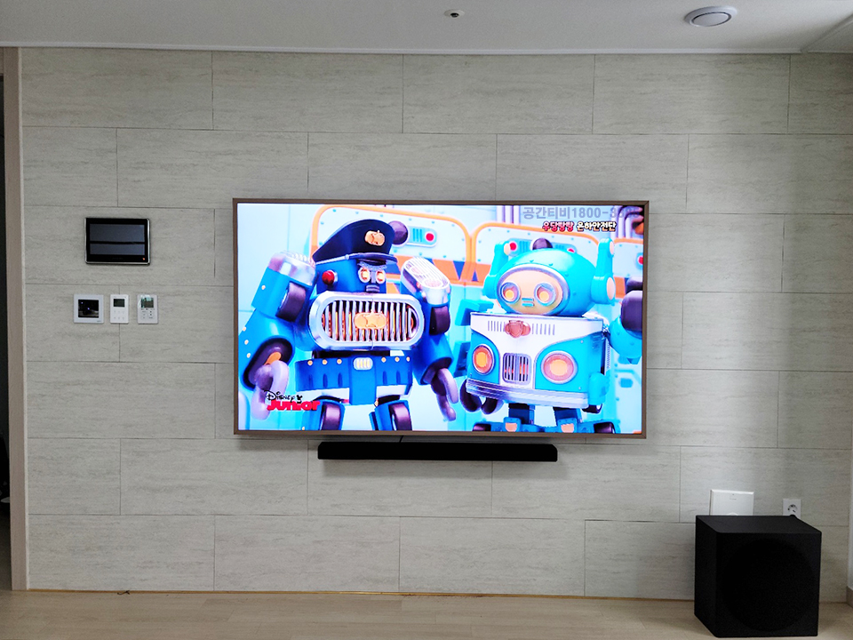 부산 동래구 벽걸이TV설치 거실 맞춤 선정리 벽걸이 TV 설치 시공 사진 2