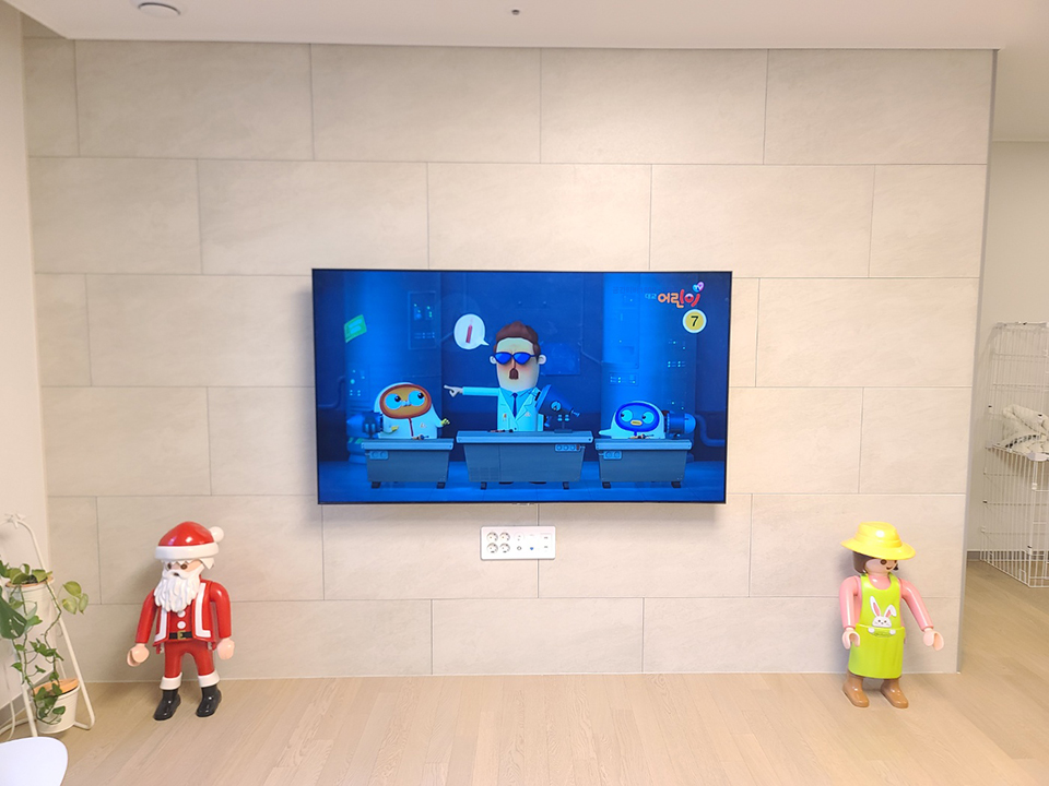용인 수지구 벽걸이티비설치 깔끔한 거실 맞춤 시공 벽걸이 TV 설치 시공 사진 3