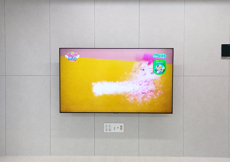 수원 장안구 벽걸이티비설치 안전하고 깔끔한 거실 시공 벽걸이 TV 설치 시공 사진 4