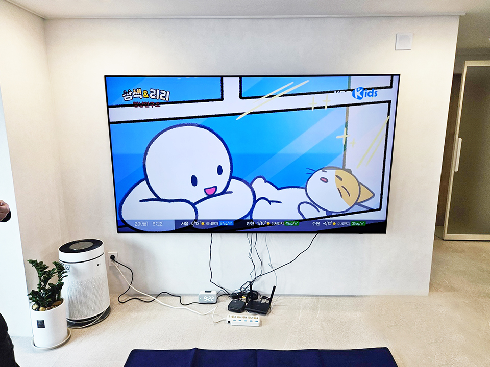 수원 장안구 벽걸이티비설치 안전하고 깔끔한 거실 시공 벽걸이 TV 설치 시공 사진 3
