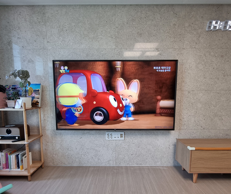 과천 벽걸이티비설치 아파트 거실 맞춤 전문 시공 벽걸이 TV 설치 시공 사진 2